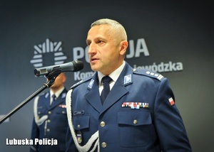 Komendant Wojewódzki Policji podczas przemówienia.