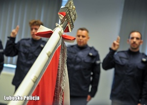 Policjanci ślubujący na sztandar.