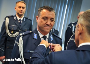 Wojewoda Lubuski wręcza odznaczenie policjantowi.