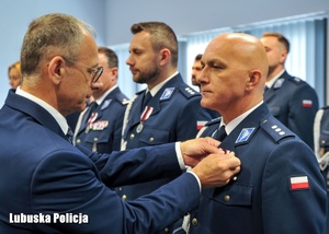 Wojewoda Lubuski wręcza odznaczenie policjantowi.