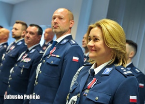 Policjanci stojący w rzędzie po wręczeniu odznaczeń.