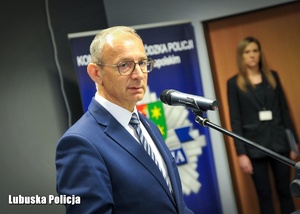 Wojewoda Lubuski podczas przemówienia.