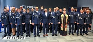 Zdjęcie pamiątkowe uczestników ślubowania policyjnego.