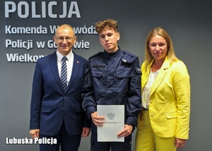 Wojewoda Lubuski pozuje do zdjęcia z policjantem i kobietą.
