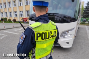 Policjant w trakcie kontroli autokaru