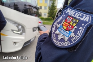 Policjant w trakcie kontroli autokaru
