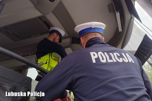 Policjanci w trakcie kontroli autokaru
