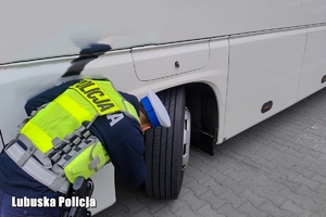 Policjant w trakcie kontroli autokaru
