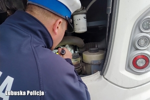 Policjant w trakcie kontroli autokaru