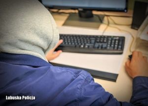 Mężczyzna w kapturze podczas przeglądania internetu.