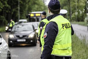 Policjanci podczas kontroli stanu trzeźwości kierujących.
