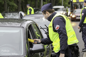 Policjanci podczas kontroli stanu trzeźwości kierujących.