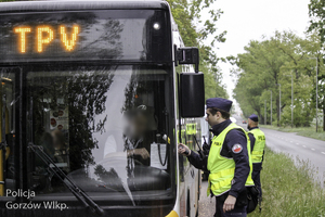 Policjanci podczas kontroli stanu trzeźwości kierujących.