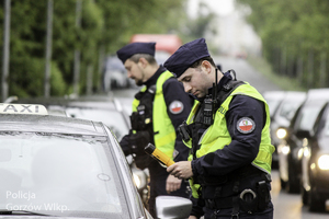Policjanci podczas kontroli stanu trzeźwości kierujących.