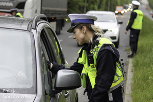 Policjanci podczas kontroli stanu trzeźwości kierujących.