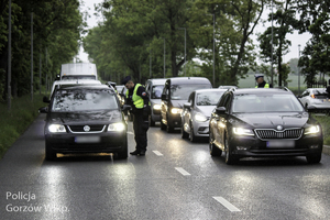 Policjanci podczas kontroli stanu trzeźwości kierujących.