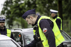 Policjanci podczas kontroli stanu trzeźwości kierujących.