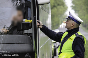 Policjant podczas kontroli stanu trzeźwości kierujących.