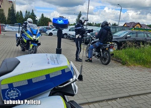 Policyjna kontrola motocyklisty.
