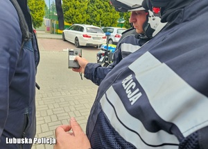 Policjant podczas badania stanu trzeźwości.
