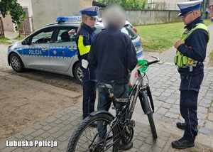Policjanci drogówki przeprowadzają kontrole rowerzysty.