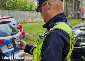 Policjant drogówki podczas przeprowadzania kontroli trzeźwości.