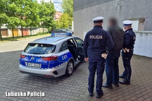 Policjanci wraz z zatrzymanym mężczyzną