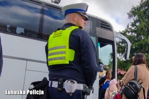 Policjant w trakcie kontroli autokaru