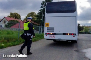 Policjant w trakcie kontroli autokaru