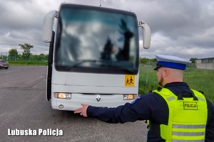 Policjant w trakcie kontroli autokaru