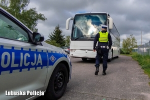 Policjant w trakcie kontroli autokaru