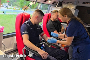 Policjanci w trakcie oddawania krwi