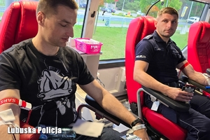 Policjanci w trakcie oddawania krwi