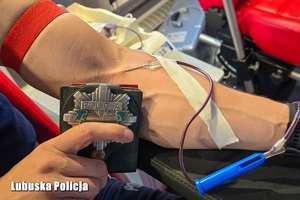 Policjanci w trakcie oddawania krwi