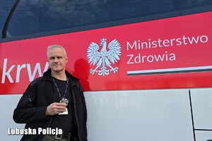 Policjant na tle pojazdu