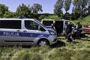 Policjanci podczas zatrzymania kierującego pojazdem.