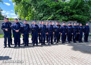 Policjanci stojący w szeregu.