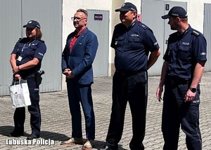 Policjanci oraz Burmistrz Lubska stojący w szeregu.