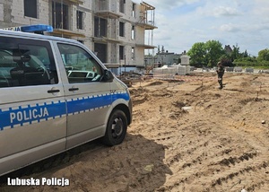 Policyjny radiowóz na miejscu odnalezienia niewybuchu.