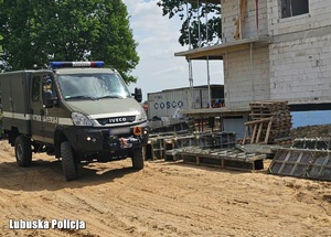 Patrol saperski podczas zabezpieczenia niewybuchy.