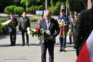 Mężczyzna z kwiatami
