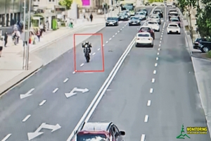 Motocyklista jadący na jednym kole
