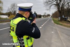 Policjant mierzący prędkość pojazdów