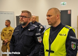 Policjanci podczas obserwacji ćwiczeń.
