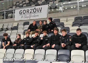Uczniowie klas mundurowych podczas obserwacji ćwiczeń.