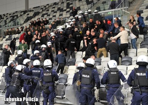 Policjanci podczas ćwiczeń wspólnie z kibicami.
