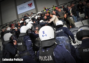 Policjanci oddziałów prewencji podczas ćwiczeń.