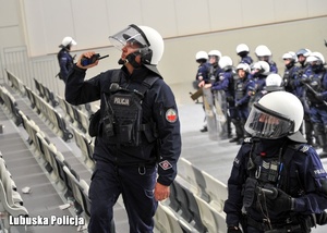 Policjant wydaje polecenia podczas ćwiczeń.