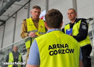Uczestnicy ćwiczeń podczas rozmowy.