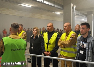 Uczestnicy ćwiczeń podczas obserwacji pokazu straży pożarnej.